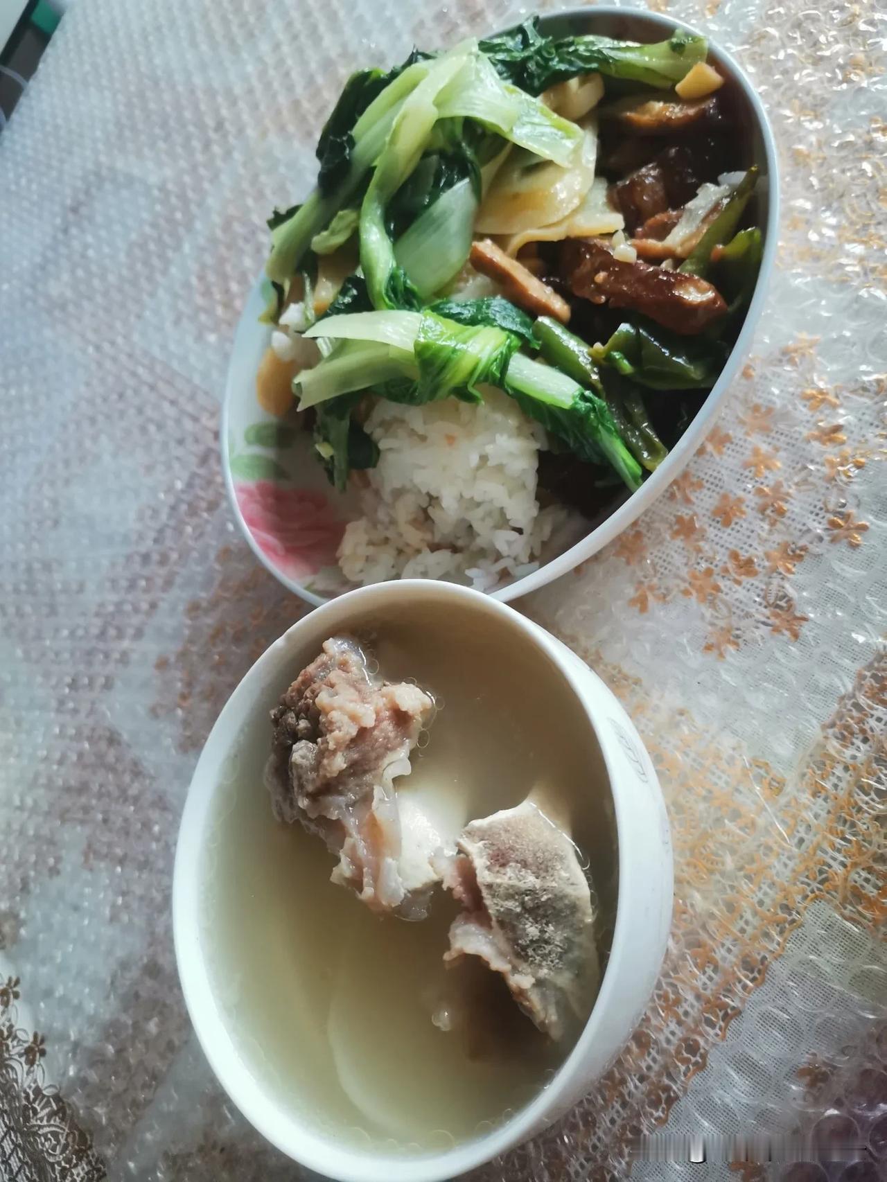 一个人的晚餐，四菜一汤。又是到晚餐时间，老婆打电话说，和儿子在外面吃完饭再回来