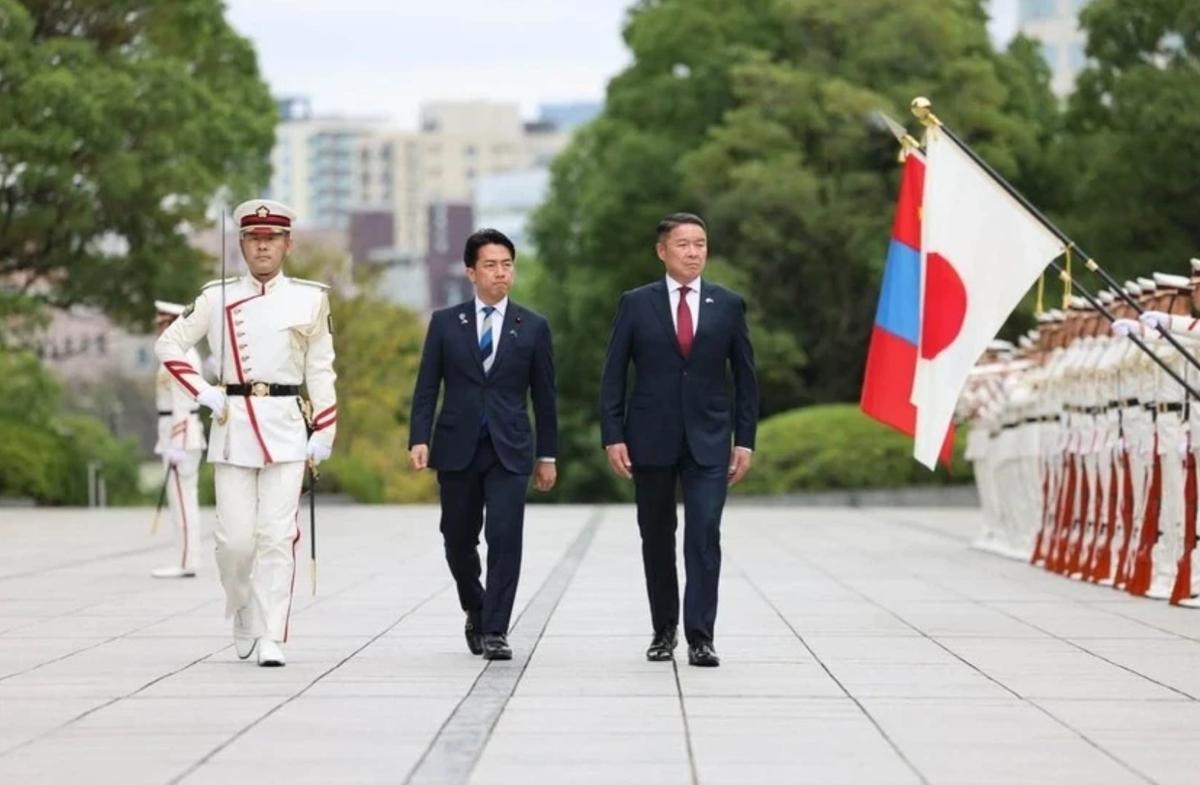 日本为何愿意出钱出力帮蒙古国搞防务？小泉进次郎最近把话挑明了，蒙古国夹在中国和俄