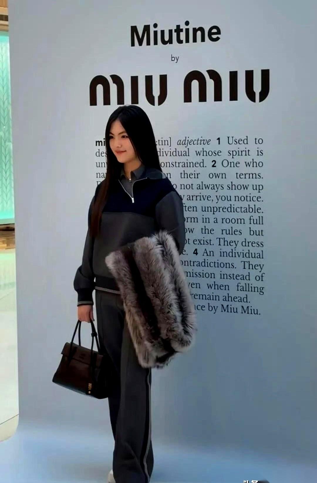 我天，刷到王诗龄这身，恍惚了一下。终于，终于不是那个穿着一身香奈儿套装、被硬塞