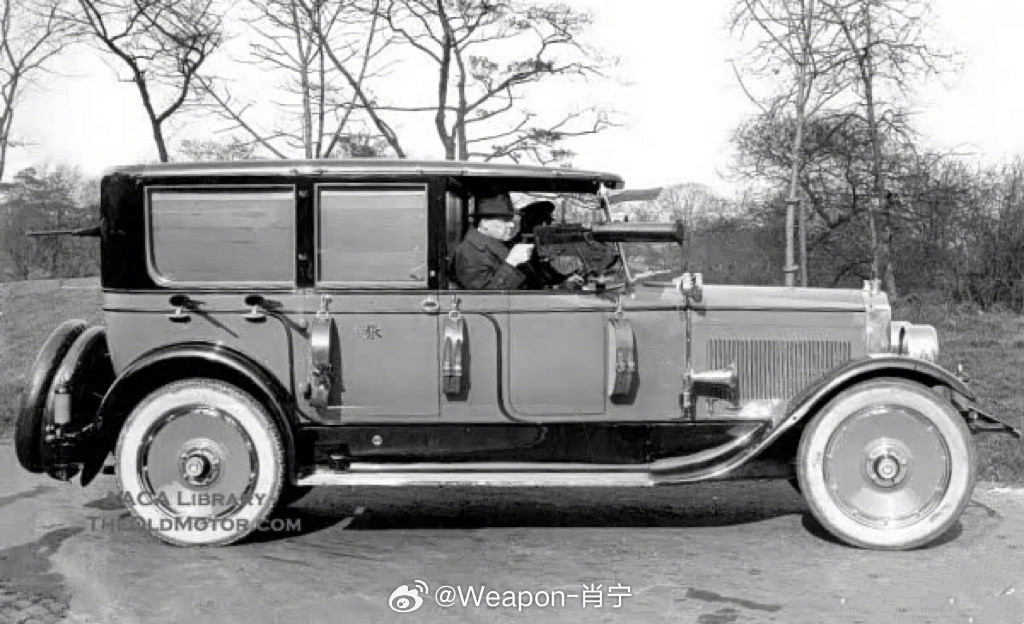 照片中的历史民国时期奉系军阀张作霖“大帅府”门前的警卫和他那辆“独一无二”的座