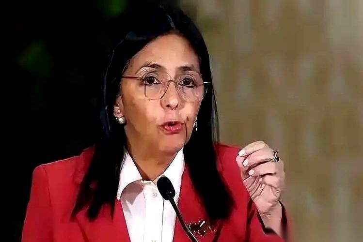 委内瑞拉刚把17个油田的合同递到美国人手里，美方立刻切走了35%的开发权益，连美
