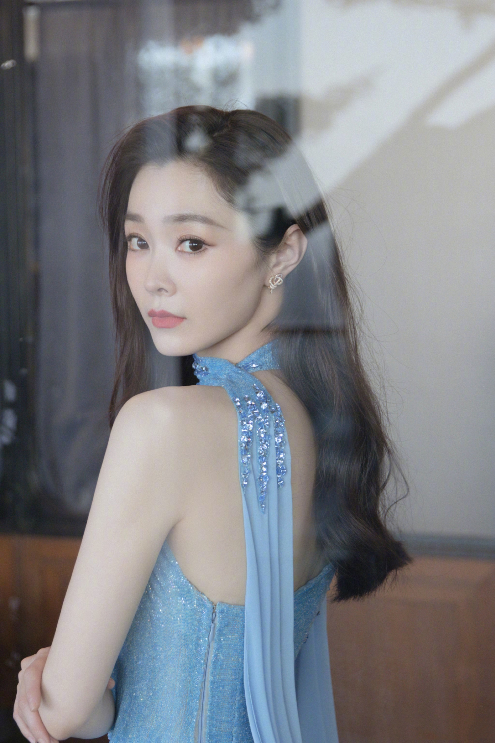 宋轶，一袭蓝纱长裙，忧郁与静谧共享。宋轶