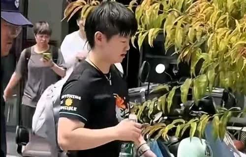 今日份新鲜下训小莎。满满的安全感！今天中午莎莎下训后背着小白包，走出训练场馆。刚
