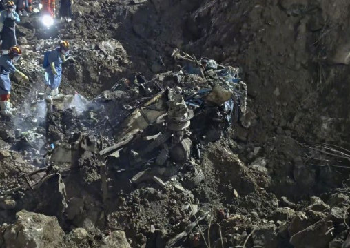重庆彭水发现失联中巴车残骸记者从重庆彭水山体崩塌灾害现场救援指挥部获悉相关最新救