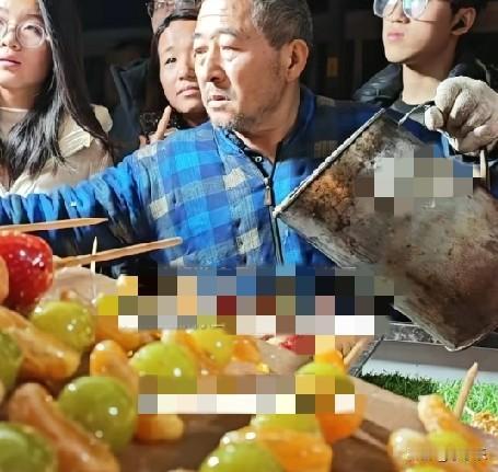 12月18日，山东东营石油化工学院门口，一糖葫芦摊主儿子因病离世，留下2个孙子和