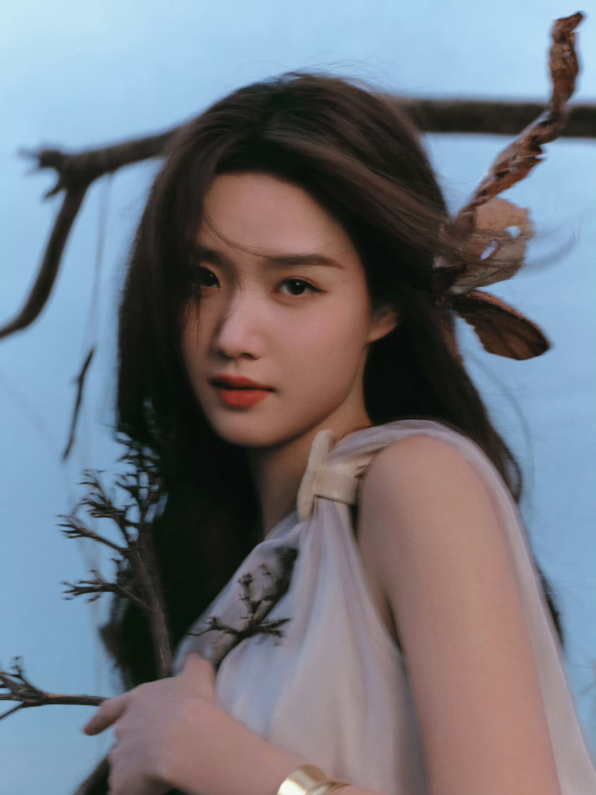 卢昱晓完全是台偶女主看的美图总会被感染到动态的生命力！她总是能借用周边平常的环