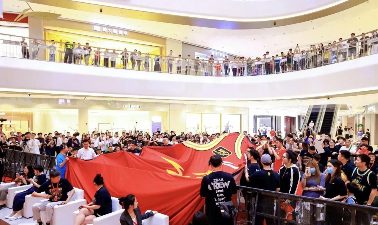 浙江广厦男篮赚大了！5月25日，浙江广厦男篮在杭州城北万象城举办球迷见面会，上