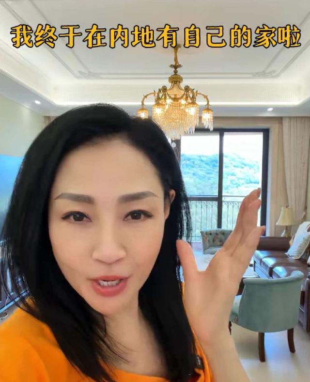 香港女星杨玉梅十分激动的说：“我终于在内地买房了！280平，四室一厅，只