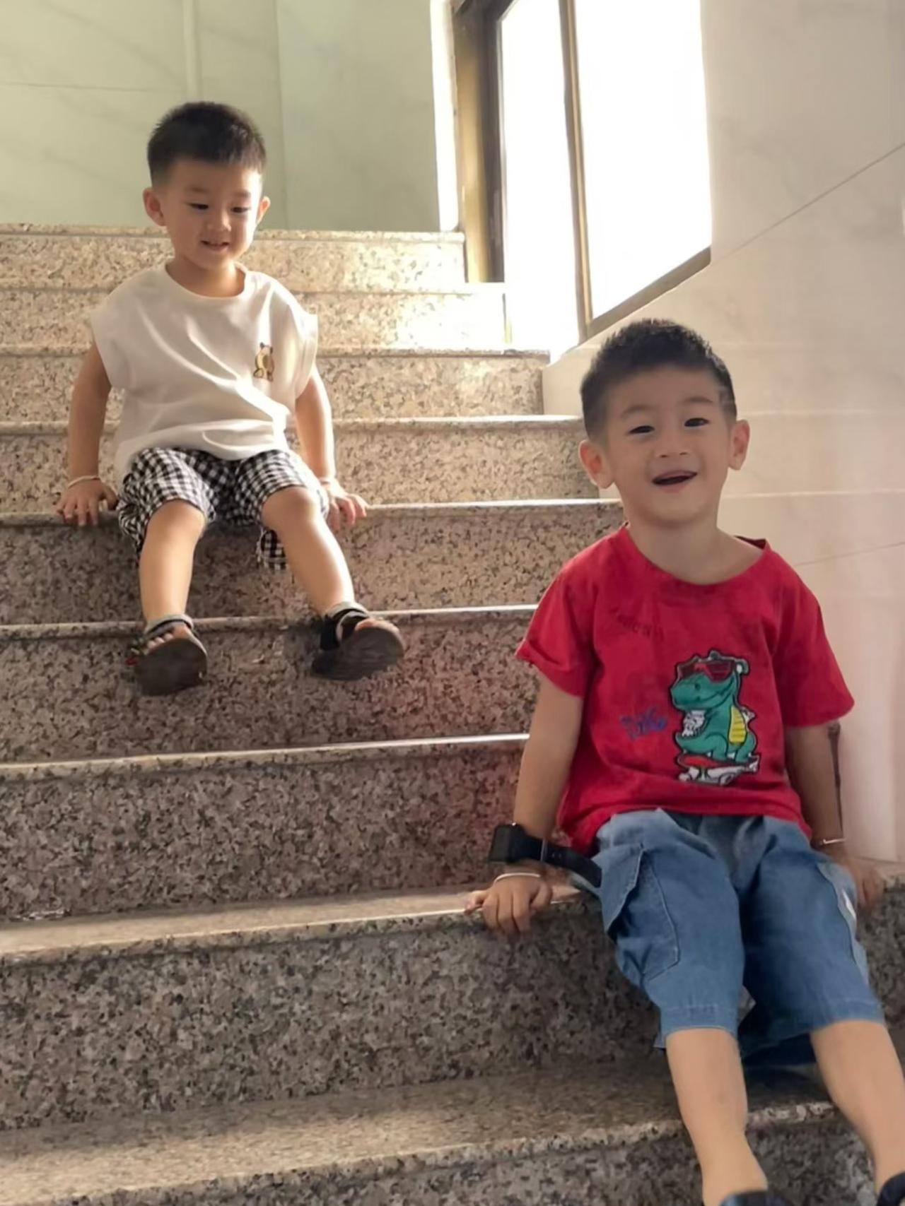 最近发现邻居阿姨的带娃操作太绝了！她本身就是育儿师，却宁可帮外人带娃赚几千块，每