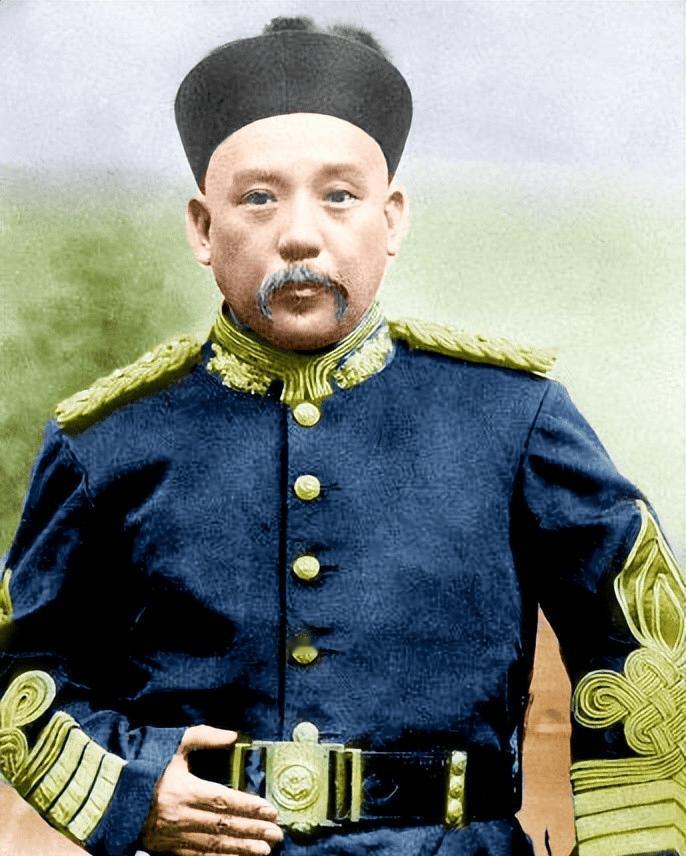 袁世凯确实会做大哥，]但是不会成为一代领袖。因为他还是局限在礼尚往来，人情世