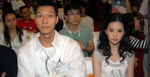 2008年，易建联为了追求刘亦菲，不惜花重金买了一对贵重的手镯送给她，刘亦菲很是