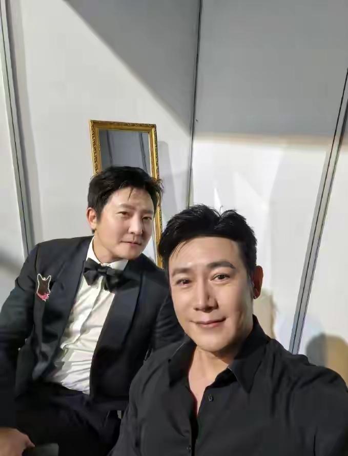 星光大赏的“姐夫文学”名场面太好嗑了！陆毅凭《六姐妹》拿下年度品质剧集演员，领奖