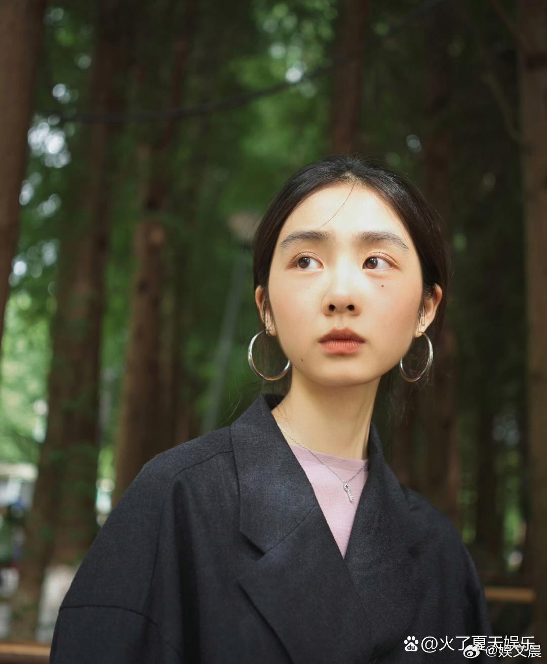 黄多多分享和弟弟妹妹的合照，姐弟三人温馨同框，满满的幸福感，画面格外治愈。