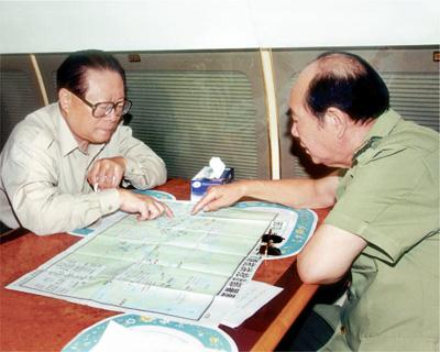 张万年上将一辈子热爱毛主席。1995年，张万年得知毛主席的儿子毛岸青身患重病，部