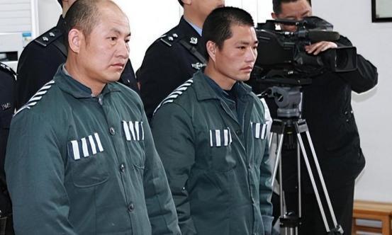 当年身陷囹圄的张高平在狱中偶然抬头，惊见电视屏幕上风光无限的“神探女警”正大
