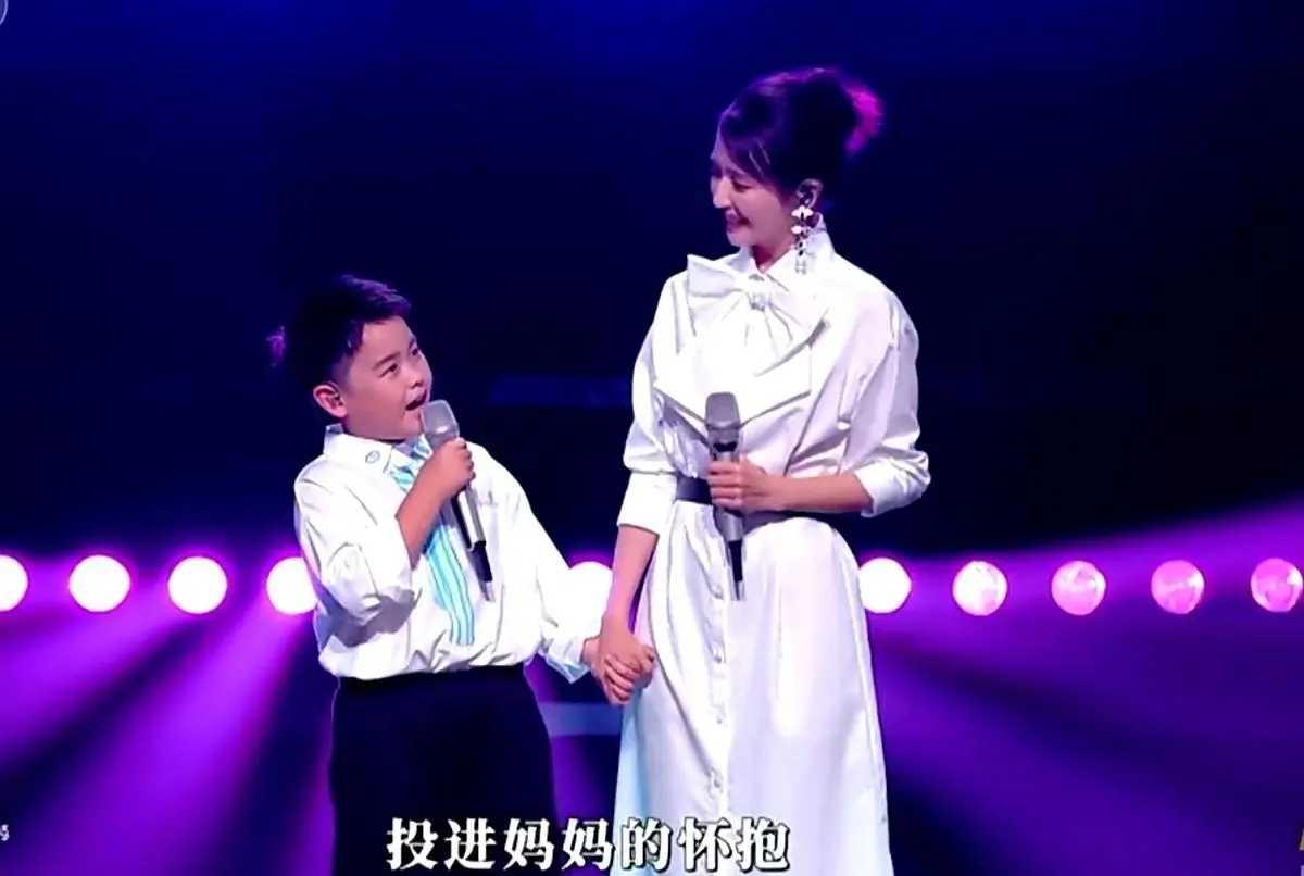近日，一则温馨的母子同台画面感动了无数网友。舞台上，可爱的朵朵用稚嫩的嗓音唱起《
