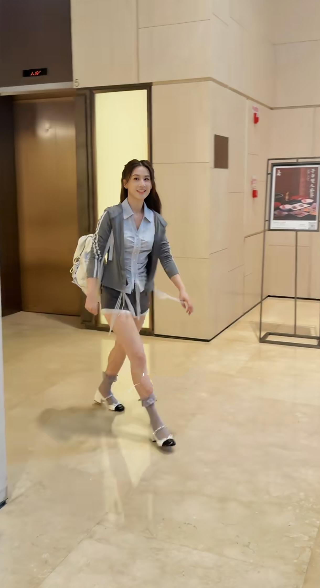 真的美呀，黄圣依整个就是一个女大学生的感觉。真的很少女，不敢信都40几岁了。离婚