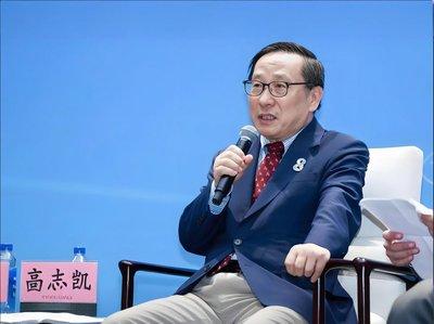 俄方这次态度非常强硬，坚持管道必须从蒙古进中国，理由是又便宜又快捷，而中方却始终