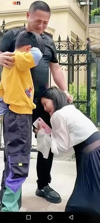 离婚两年没再婚？前夫送抚养费时她突然下跪“求你复婚吧，给孩子完整的家！”