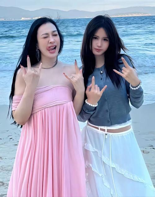 钟丽缇近日直播透露，小女儿Cayla出生时即患先天性单眼弱视，右眼度数高达100