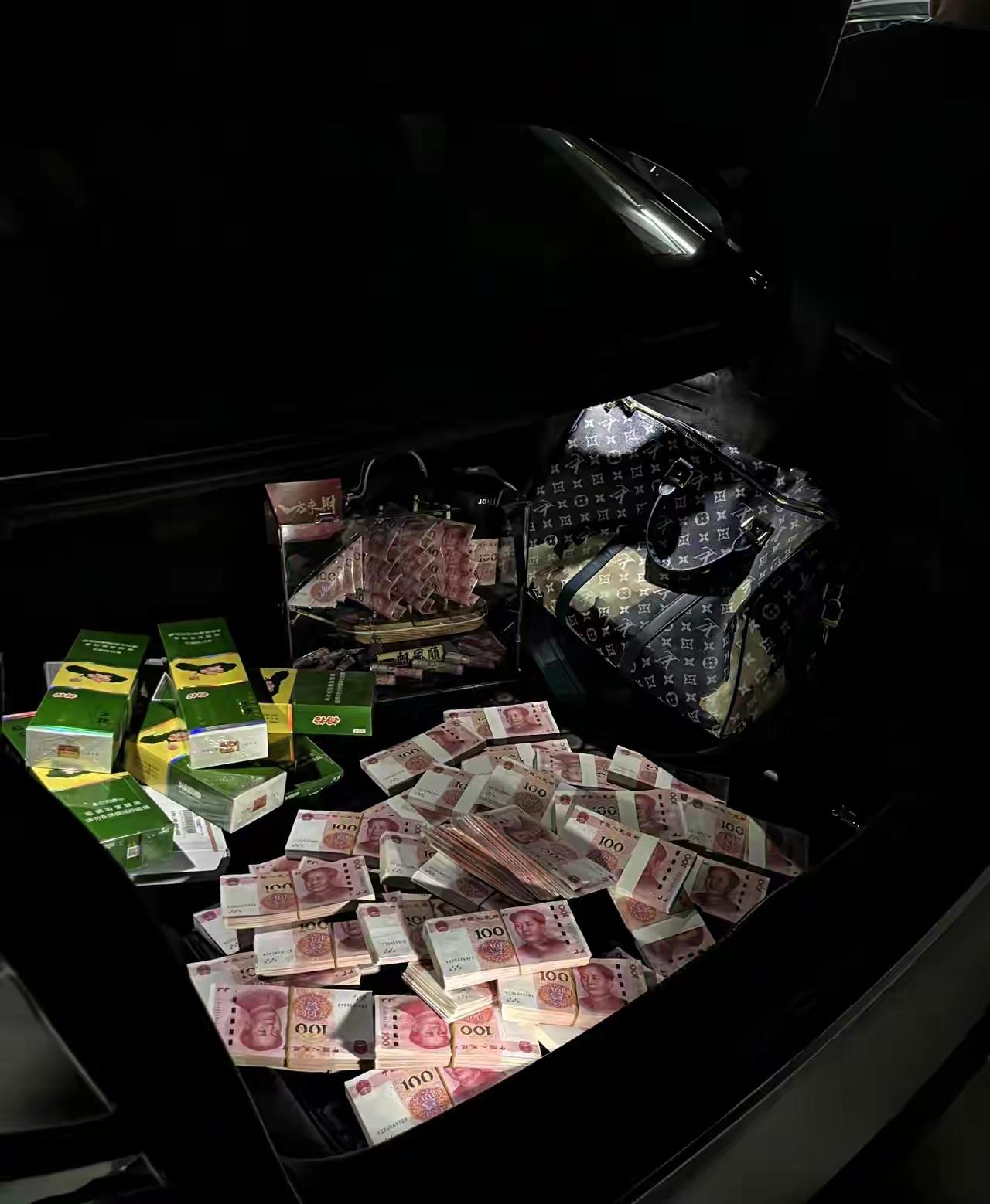 敢把现金这么放的人，肯定不缺钱！