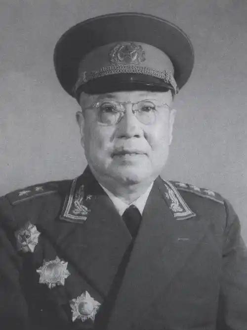 1946年，冀察纵队政委刘道生发现，司令员郭天民缴获了一批物资后，却没有上交，而