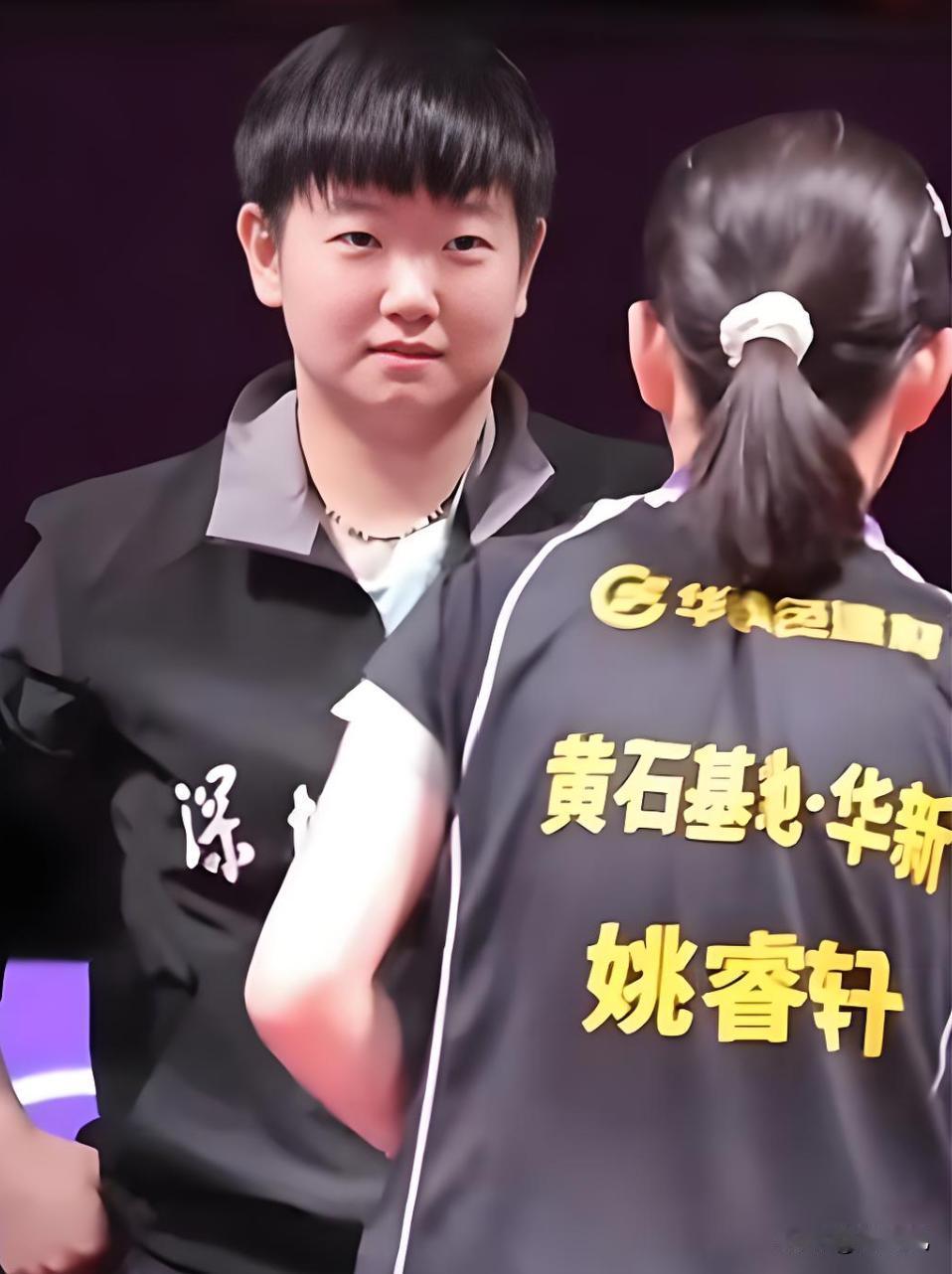话说之前联赛拍到过，莎莎和当时的对手、深圳大学未来乒超U19选手姚睿轩交流时有说