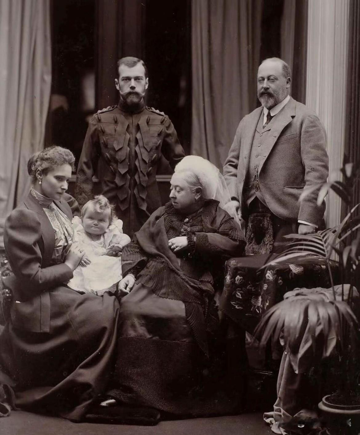 1896年，沙皇尼古拉二世与皇后亚历山德拉访问英国时的珍贵时刻，当时他们刚刚在莫