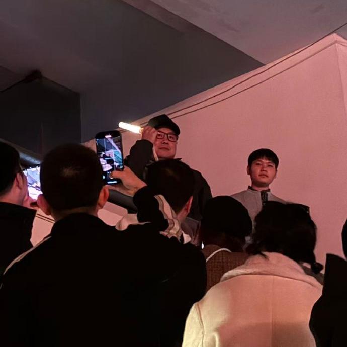 岳云鹏出现在孙燕姿演唱会现场，还被孙燕姿点名，玩起了燕子（燕姿）的梗。演唱会现场