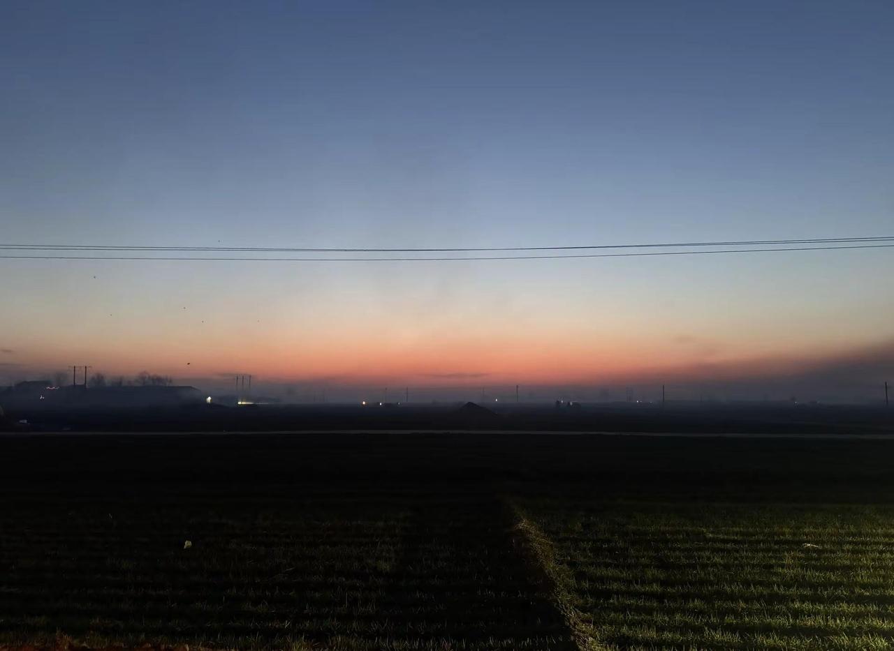 她活的像个随时准备跑路的人