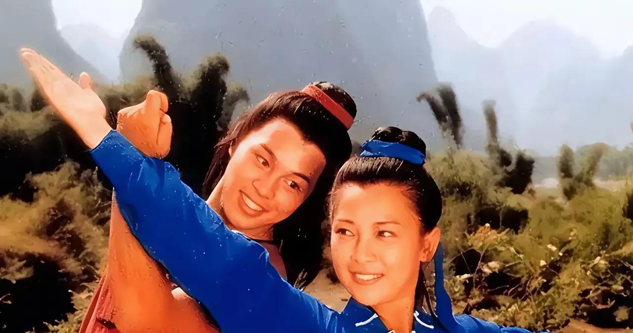 他们两个其实很有夫妻相挺般配，只是当时的物质条件所限黄秋燕的衣着打扮妆造不如港台