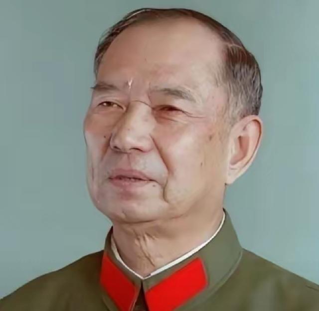 1982年，开国少将尤太忠视察部队，见一副团长好生眼熟，暗骂一句大事不好，立刻打