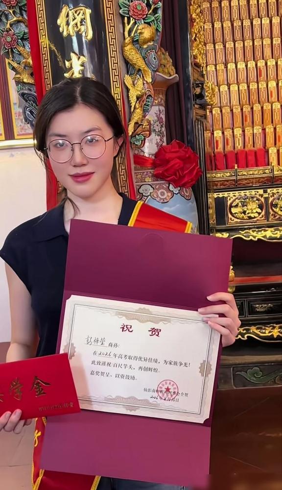 这个漂亮女生就是香港被唐狗袭击致死的宠物酒店的负责人黄女士，大家都叫她“朱奶妈”