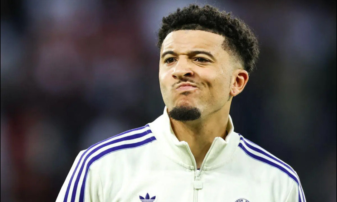 曼联边缘球星杰登・桑乔的未来迎来新转折，俱乐部确认其今夏合同到期后将以自由球员身