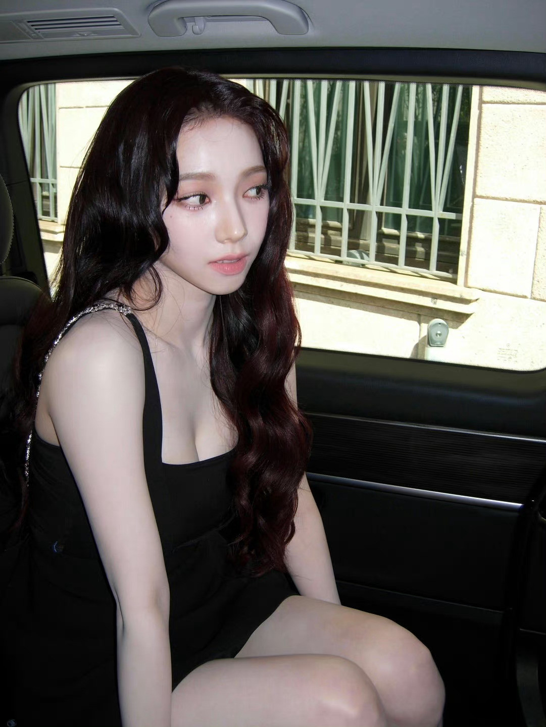 柳智敏米兰品牌活动，黑色裙装好迷人的欧尼