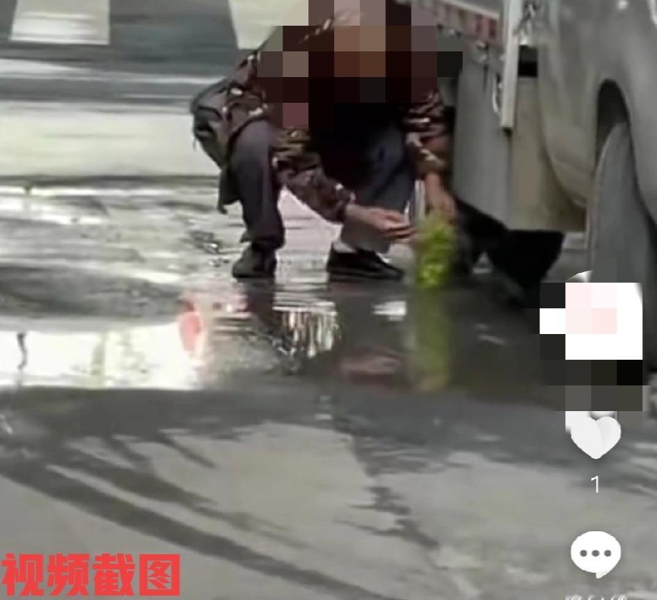 四川白玉有人在街面上看见一幕。这是突然有所见惊讶的事，原来所见有摊贩在用地面