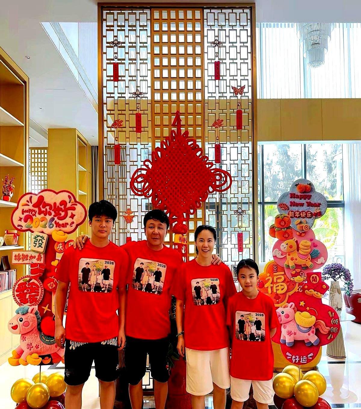 身家过亿，他除夕夜蹲在5米高别墅里写春联。郭斌抓起毛笔，手腕一抖，墨汁砸在