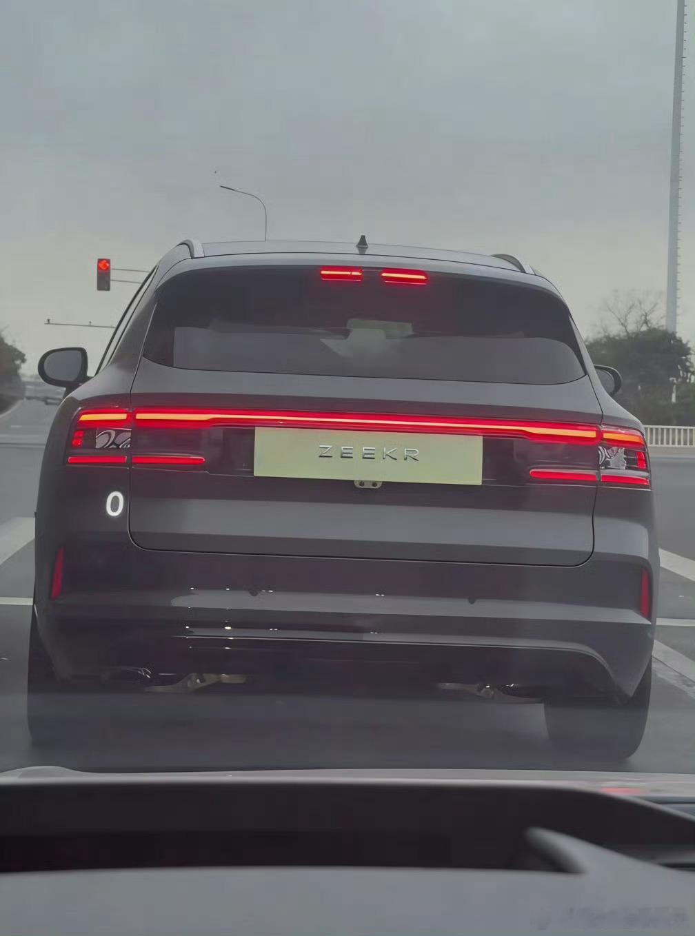 图1据说是极氪8X的车尾你们觉得，跟9X比，谁的车尾更好看？极氪极氪9x极氪