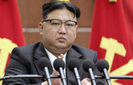 韩国已正式向朝鲜提出求助。周日韩方请求朝鲜帮忙搜救一名失踪海军水兵，并交还人员，