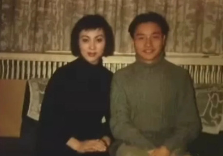 1992年，在《霸王别姬》的杀青宴上，36岁的张国荣喝了一些酒，突然他拍着桌子站