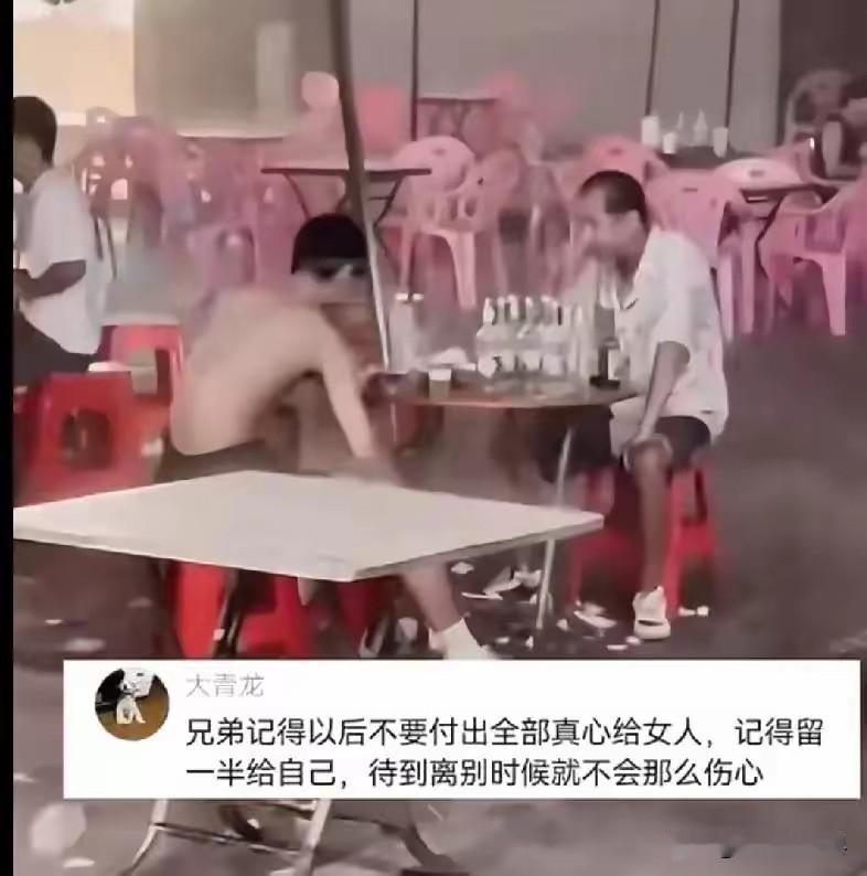 可惜，无奈！江西。父子俩雨中借酒消愁。愁哪里来？为了娶媳妇。男方家已凑齐38
