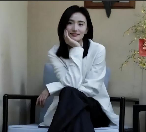 娱乐圈真是太招人笑话了，今天刷到李亚鹏官宣离婚，我又笑了。不是因为李亚鹏和海哈