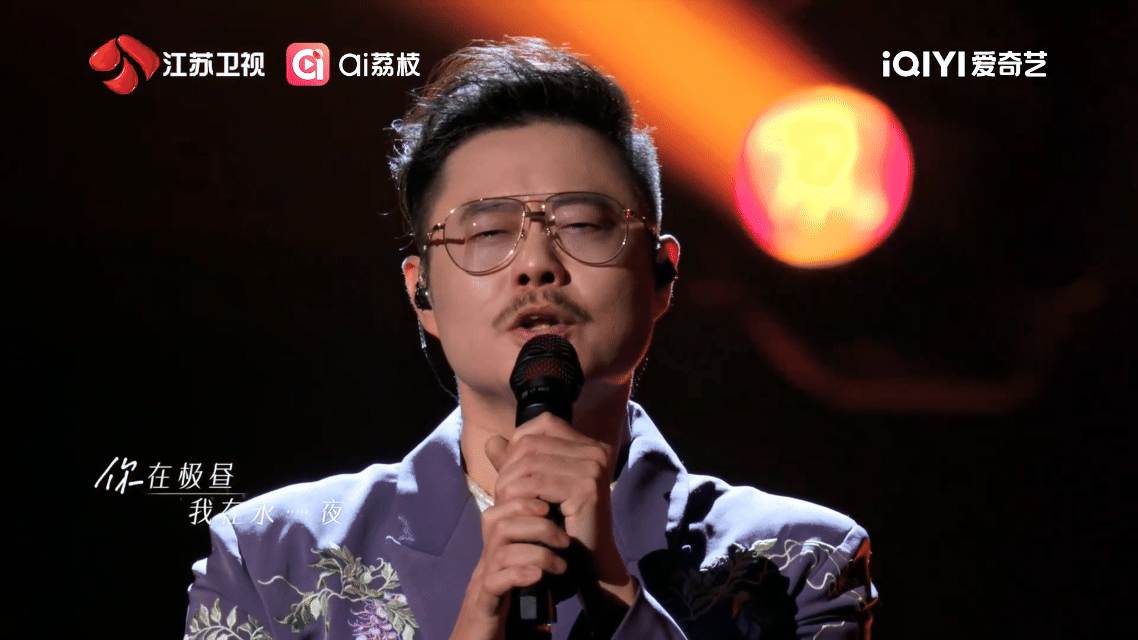 谁让孙红雷这么宣传魏翔的同期周深也唱《时差》，如云端天使般治愈，而魏翔像深夜街头