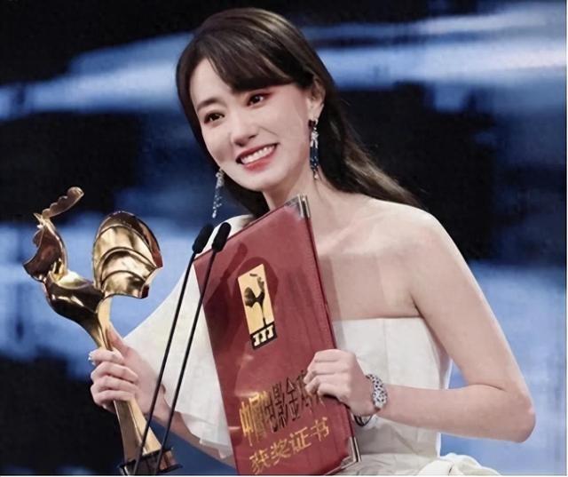 张小斐剪掉留了五年的长发，绑着十公斤沙袋爬三十二层楼。你说她图什么？去年《拯救