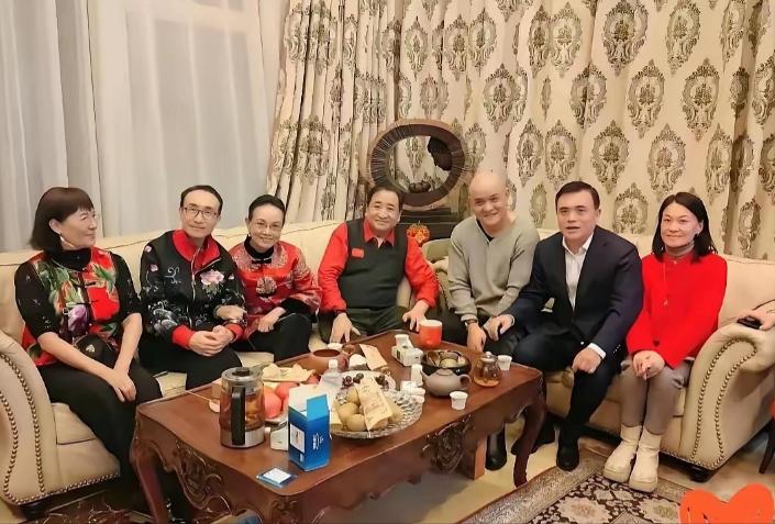 笑不活了，一帮老艺术家在美国豪宅高唱：我和我的祖国说白了，这事离谱到能让全网