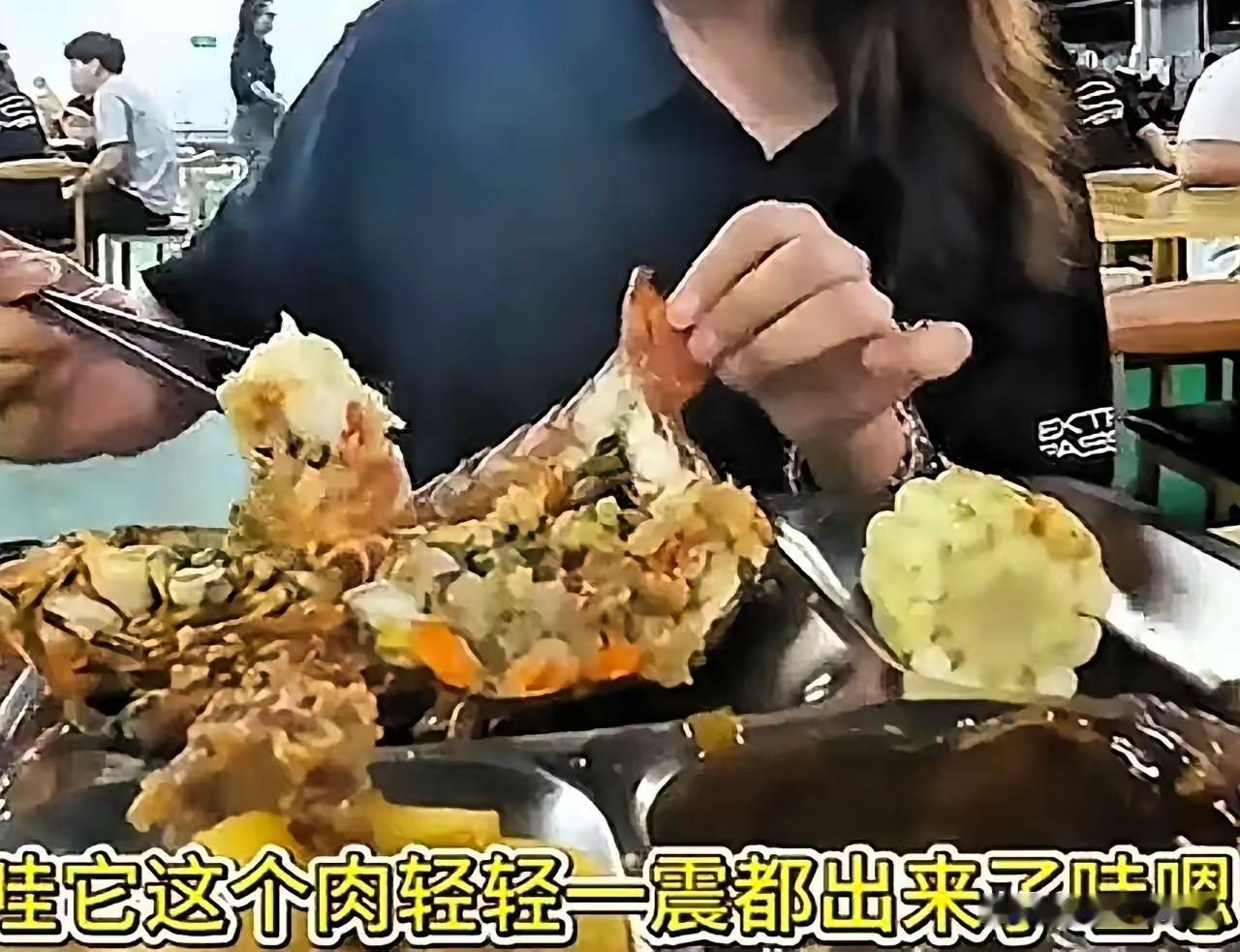 张雪这波操作，最经典的既不是龙虾也不是工资，而是食堂阿姨那句“一人一只，6到