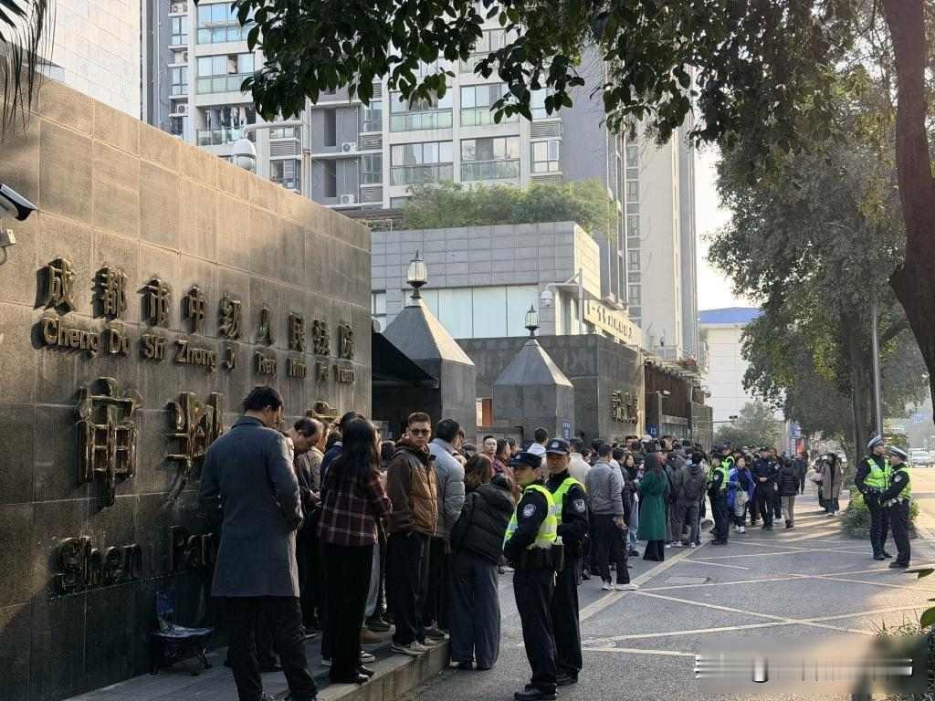 她敲门时没人拦，刀出鞘时没人挡，社区静得像没出过事2023年8月，梁某某第一