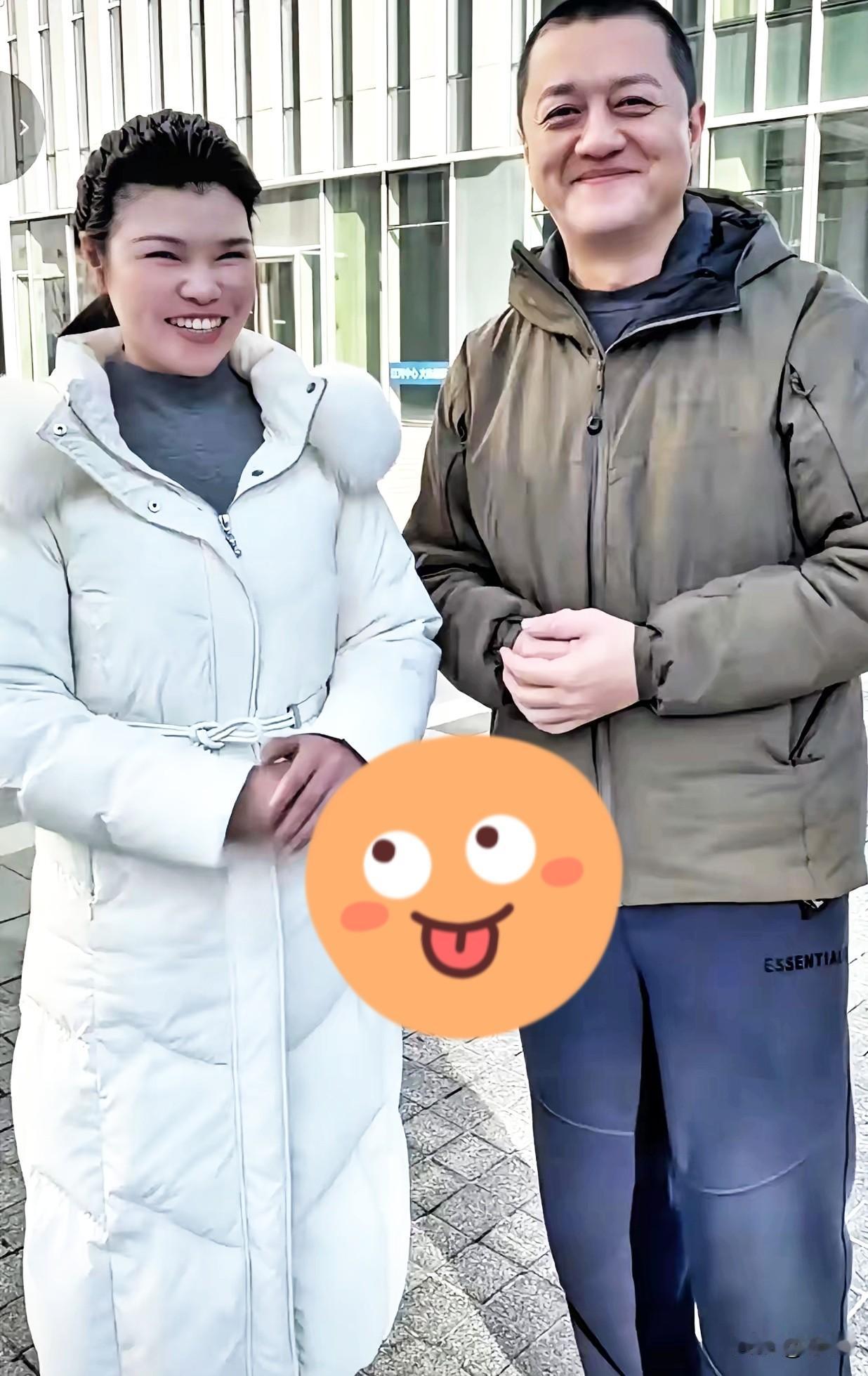 一张合影，把李亚鹏的“体面”都给扒光了。大家都在看他和陈光标助理的互动，我却死