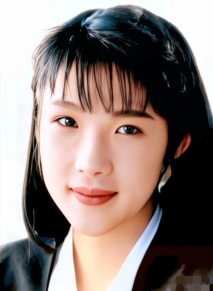 年轻的时候，看起来很阳光、很漂亮，用美女来形容一点也不过分，可是不知为什么，到了