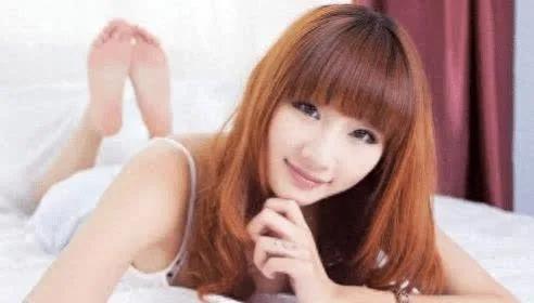 撩女人不用嘴！这5个肢体反应，出现一个就稳了！不论你撩多大年纪的女人，只要她